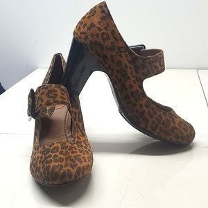Jaclyn Smith Leopard Fuzzy Chunky Heel Shoes